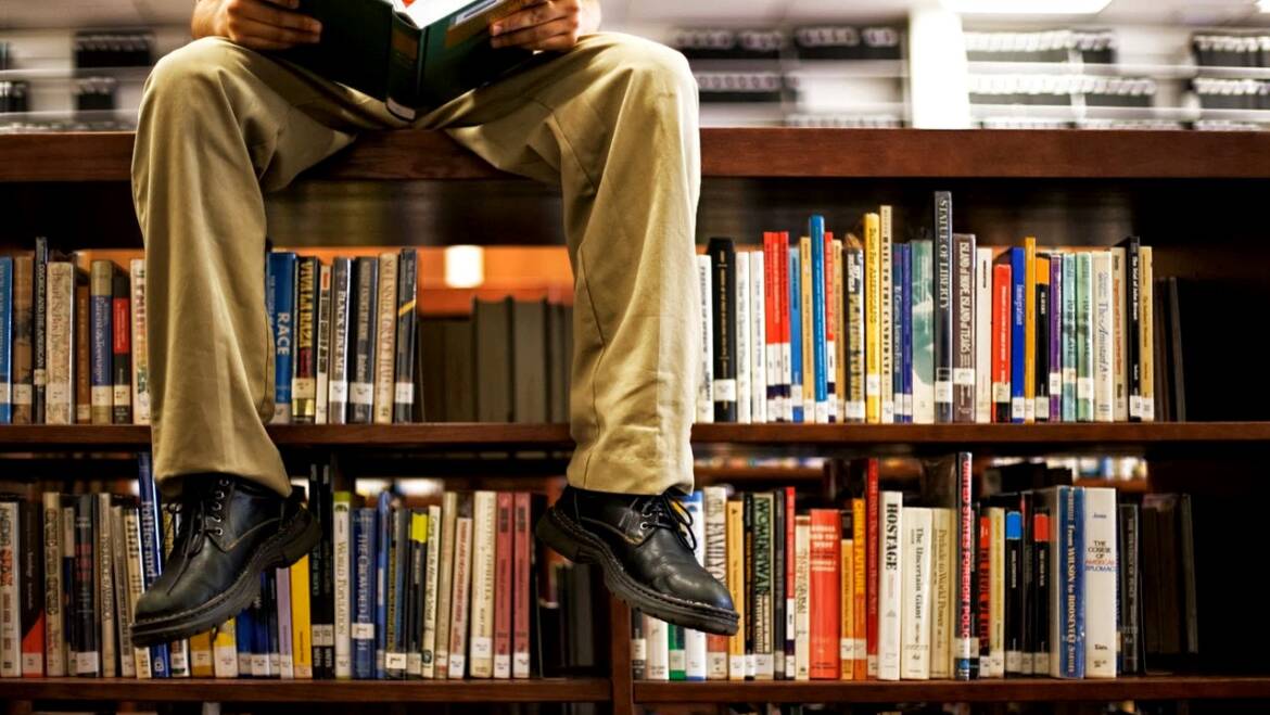 Il libro di carta non è morto, è vivissimo.